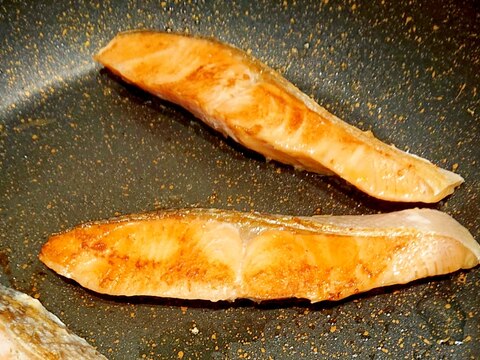 鮭のガーリックバターソテー